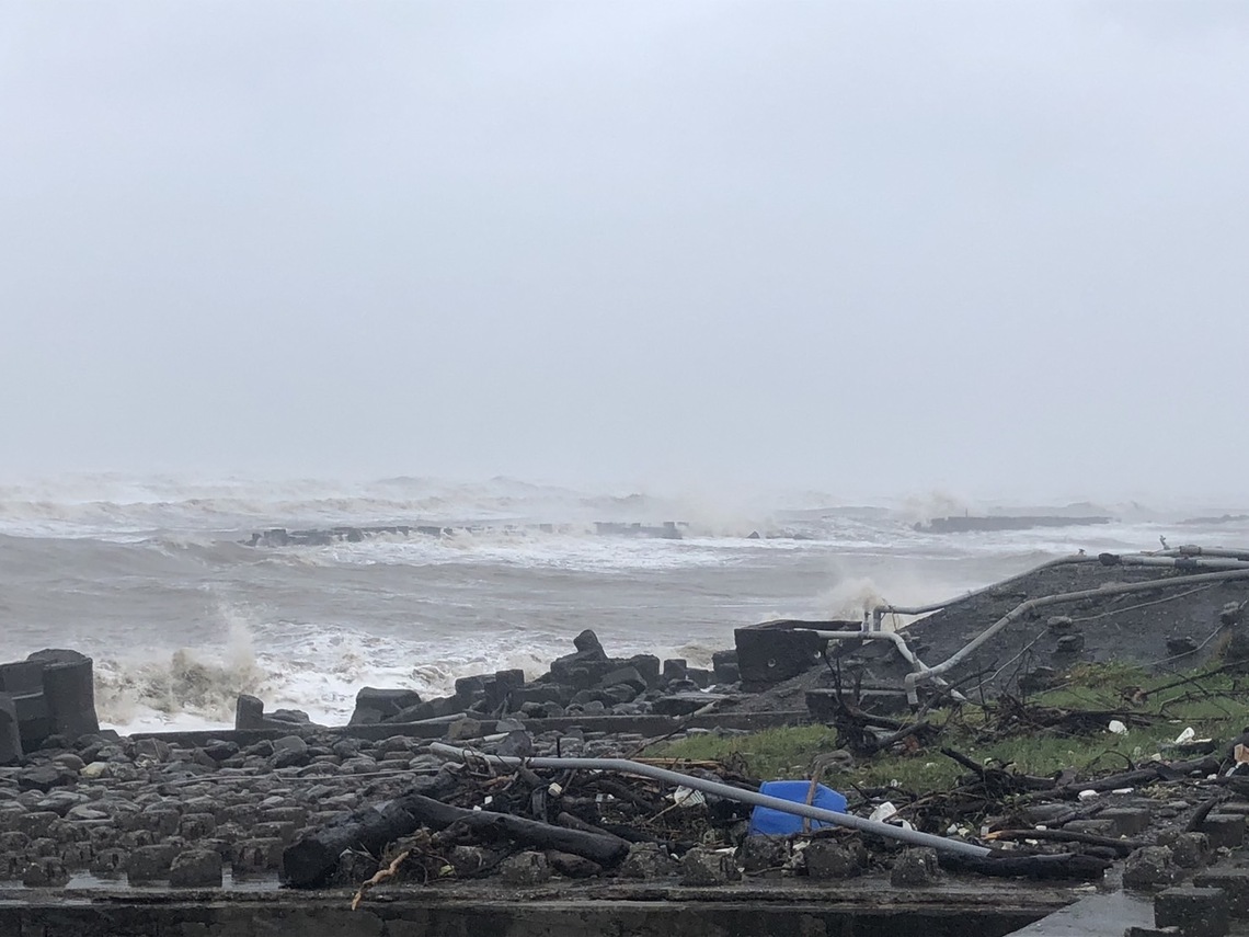 屏東縣枋寮海堤沖毀一段 搶修中