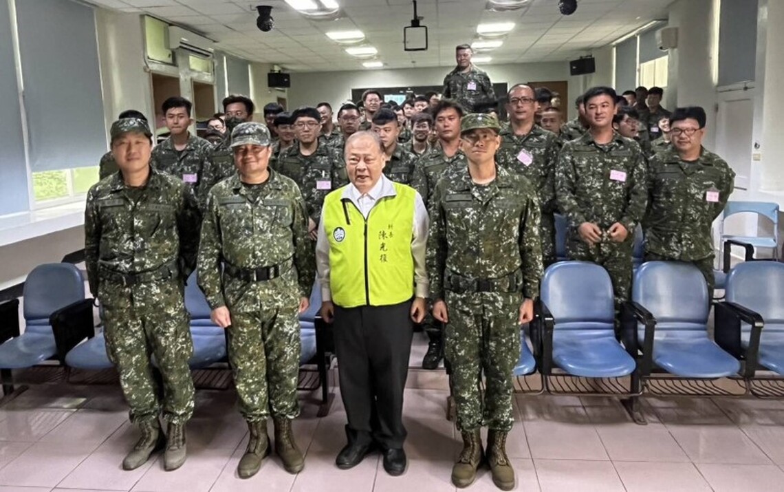 陳光復前往鎮海、白沙國中慰問教召弟兄 並致贈加菜金給予國軍支持
