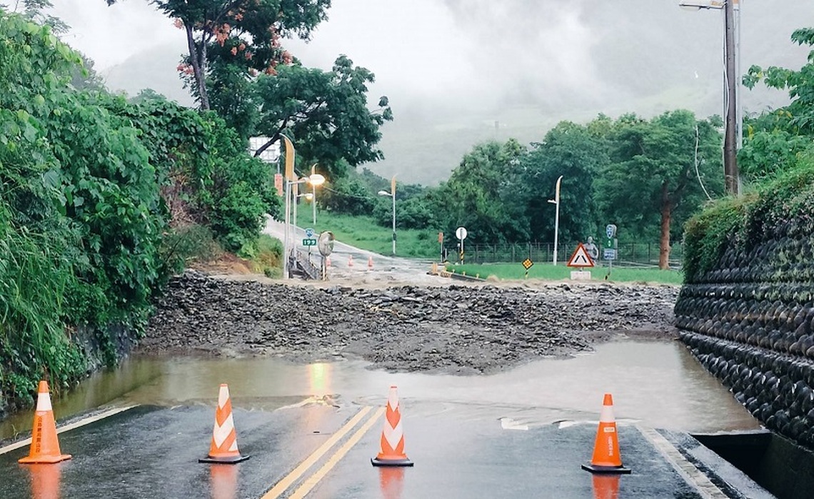 台20線臺東縣海端鄉初來路段發生邊坡坍方 雙向道路阻斷無法通行