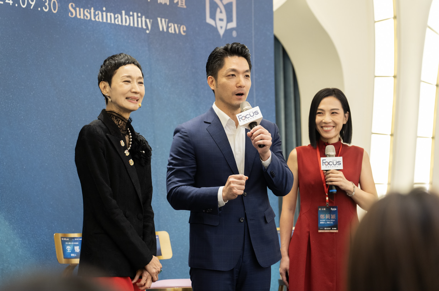▲ 主辦方相信閱讀創辦人鄭莉穎(右)專訪台北市長蔣萬安 (中) 與資深藝人坣娜 (左) 