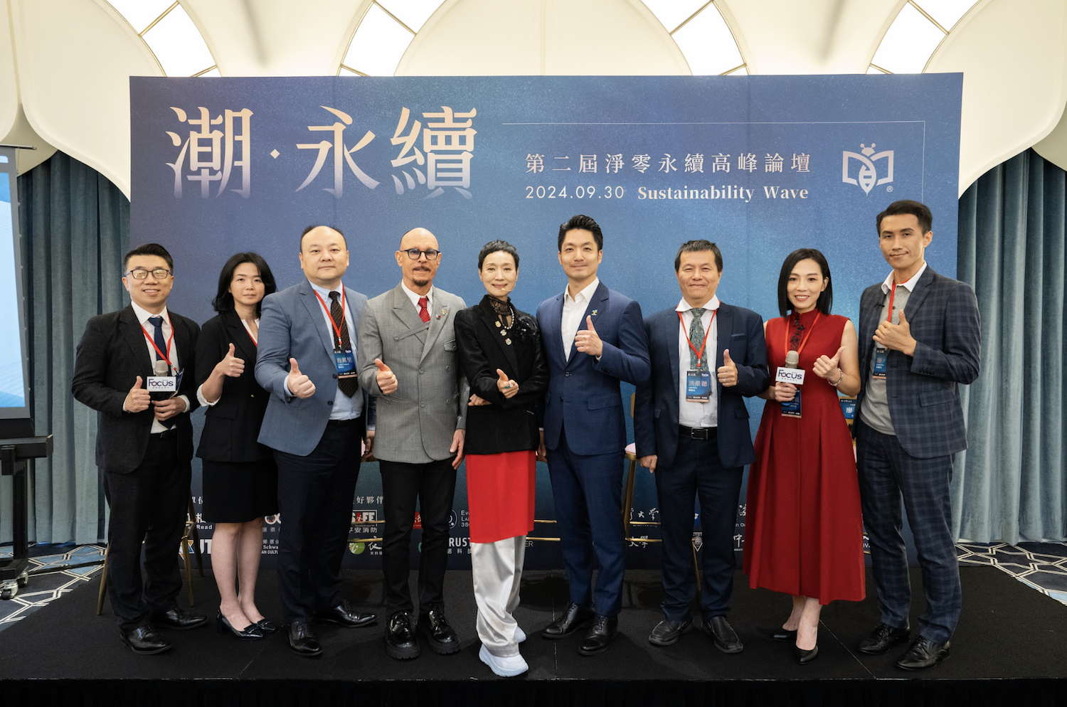 ▲ 「潮.永續」論壇主辦單位JTCA創辦人薛智偉 (左四)、坣娜、相信閱讀鄭莉穎(右二)感謝所有與談人蒞臨。（左起 江承勳、黃正欣、程萬里、薛智偉、坣娜、蔣萬安、洪榮聰、鄭莉穎、廖亮）