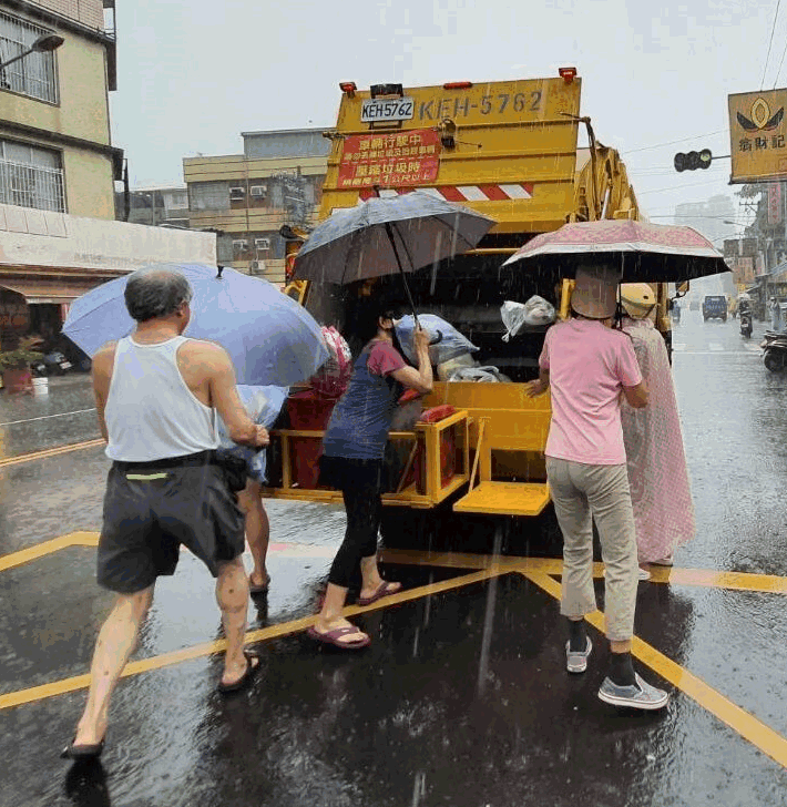 高雄市民朋友聽到垃圾車音樂聲,即時傾倒垃圾。(圖/翻攝網路)