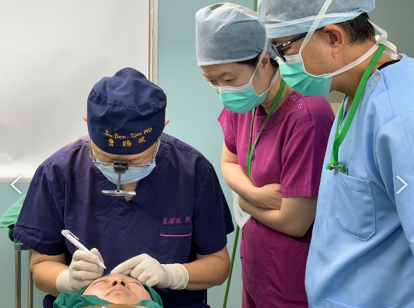 ▲圖香港微創外科中心醫師來台觀摩學習曹賜斌醫師專研《白疤顏色再生術》(記者李堂安翻攝)