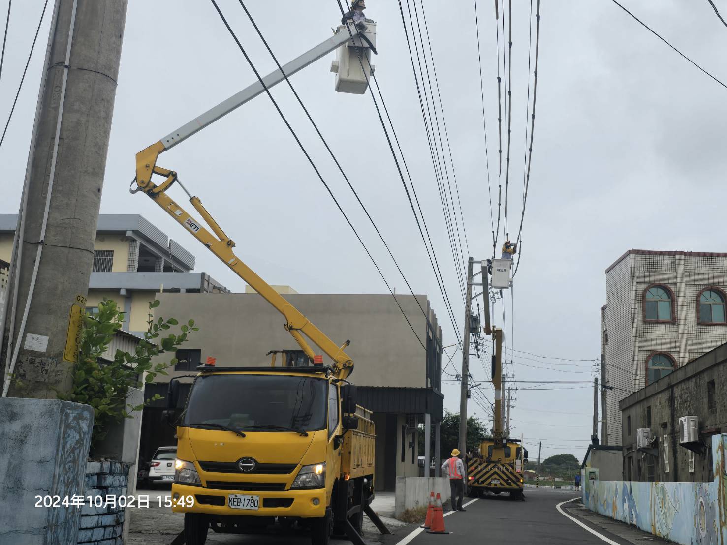 ▲台電彰化區營業處針對沿海地區電力設備進行絕緣清洗，減少高壓電洩漏的風險，停電區域進行線路搶修。（台電彰化區處提供）