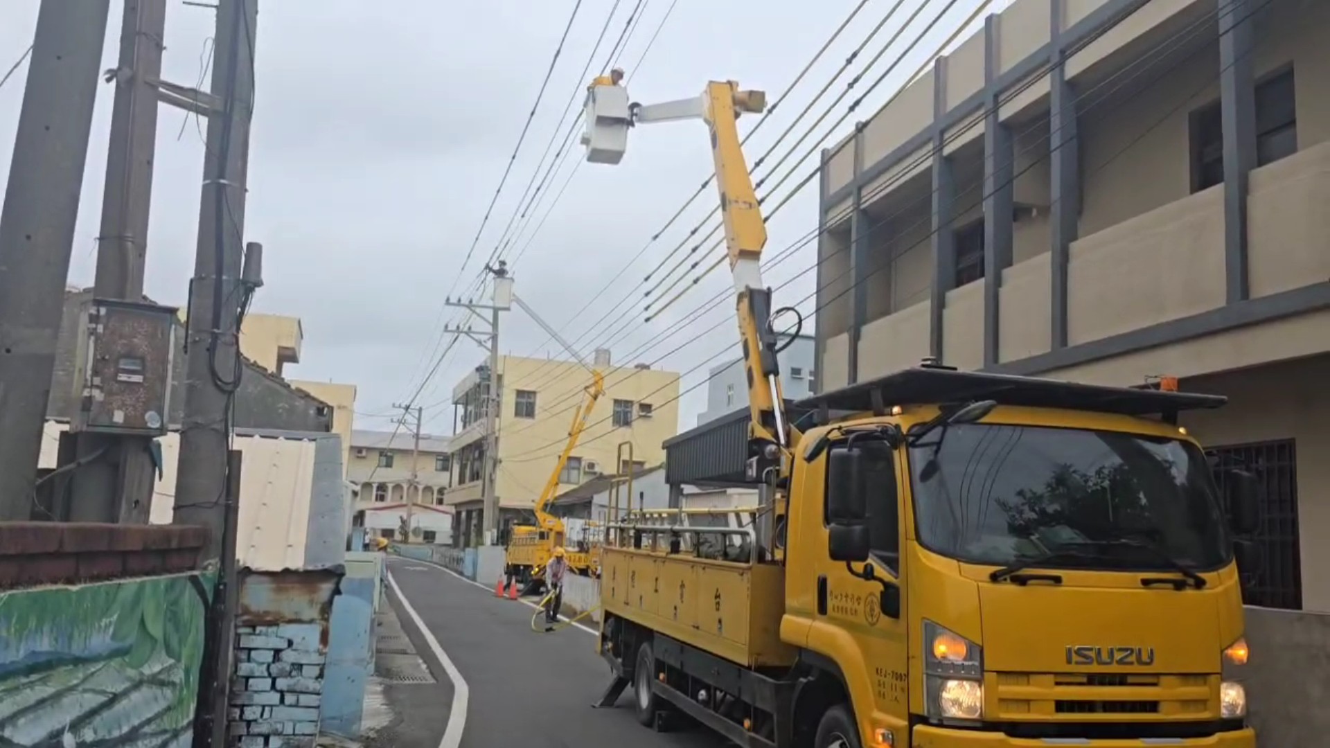 ▲台電彰化區營業處針對沿海地區電力設備進行絕緣清洗，減少高壓電洩漏的風險，停電區域進行線路搶修。（台電彰化區處提供）
