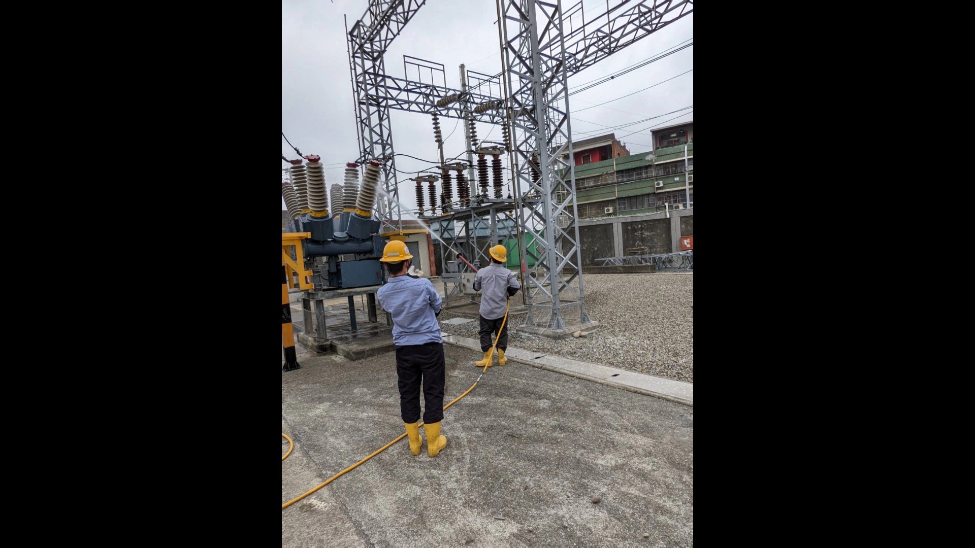 ▲台電彰化區營業處針對沿海地區電力設備進行絕緣清洗，減少高壓電洩漏的風險，停電區域進行線路搶修。（台電彰化區處提供）