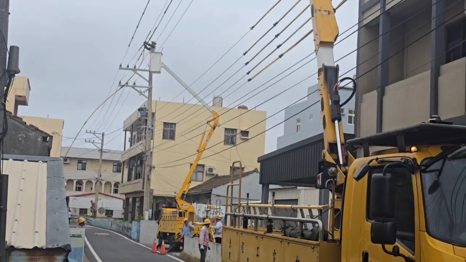 ▲台電彰化區營業處針對沿海地區電力設備進行絕緣清洗，減少高壓電洩漏的風險，停電區域進行線路搶修。（台電彰化區處提供）