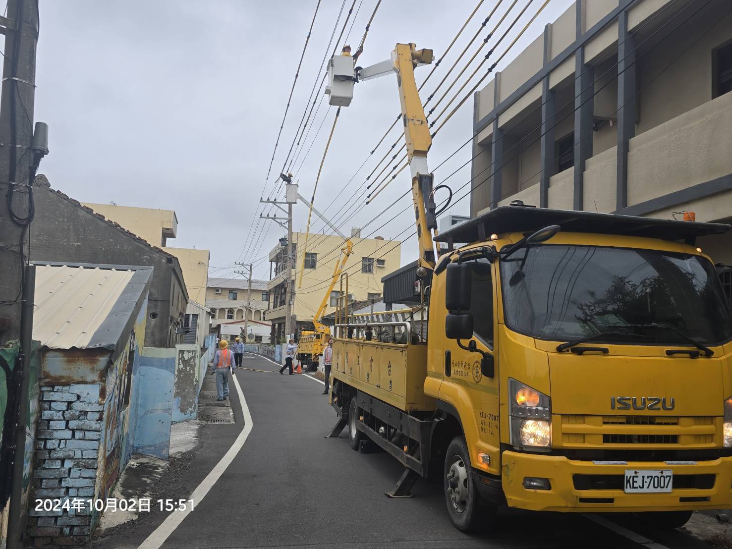 ▲台電彰化區營業處針對沿海地區電力設備進行絕緣清洗，減少高壓電洩漏的風險，停電區域進行線路搶修。（台電彰化區處提供）