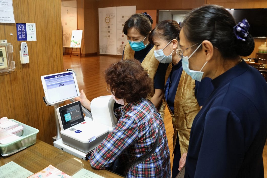 「慈濟880健康照護」透過智慧健康雲平台實現早期預警和健康管理，獲得社區健康領域標章。