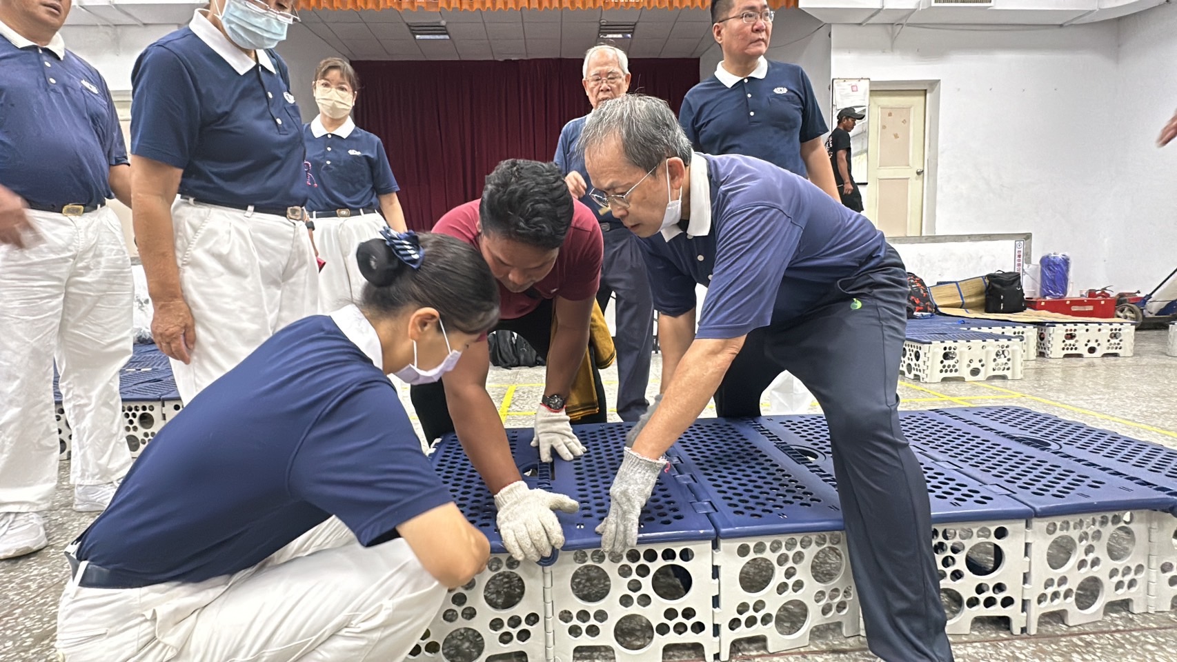 慈濟高雄梓官區慈濟志工接獲公部門提出，在梓官漁港外海的外籍移工將被安置在活動中心。