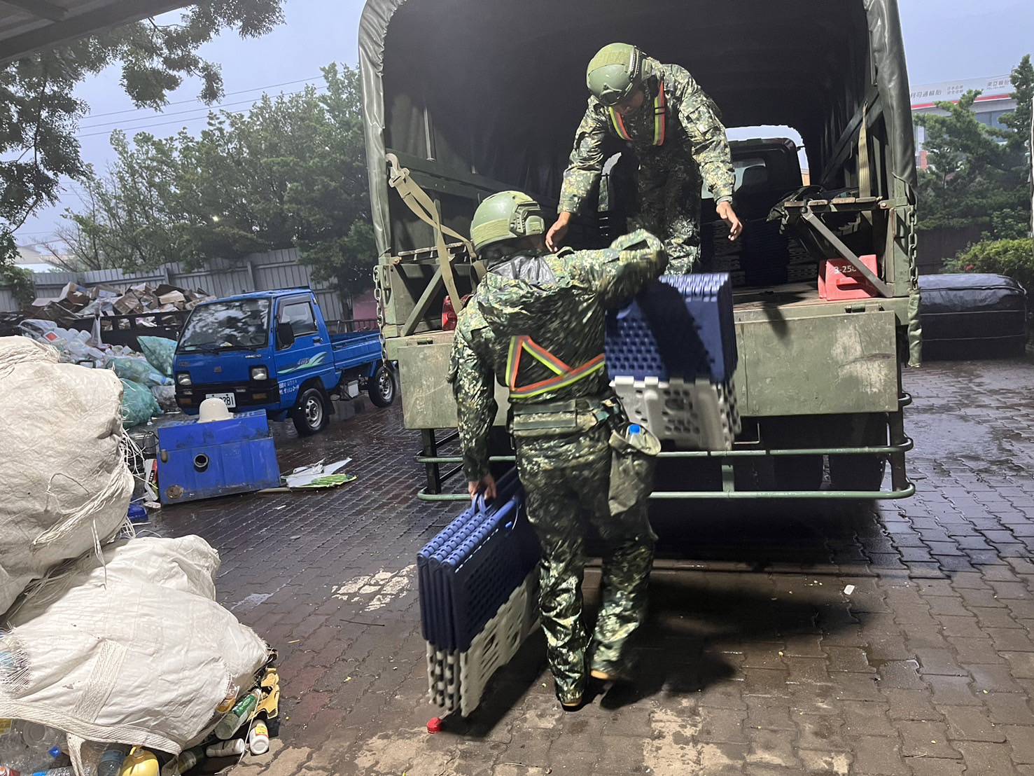 臺東縣金峰鄉公所對部份住民進行撤離安置，由軍方與太麻里慈濟志工楊東昇協助搬運福慧床至臨時性收容中心。