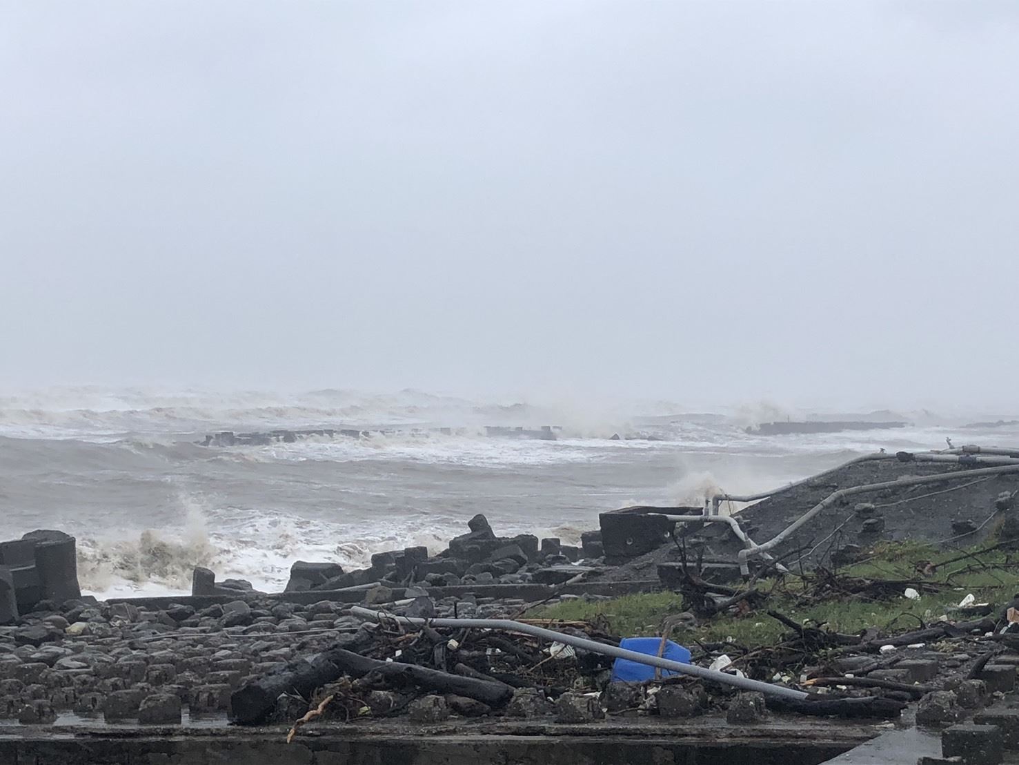 強浪沖擊枋寮破堤近30米 屏東縣緊急搶修防堵海水滲入
