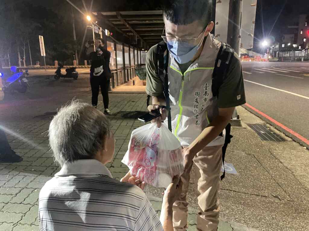呼籲民眾若發現有遭逢急難需啟動立即關懷及救助者,皆可撥打1957社會福利諮詢專線或1999市民服務專線。