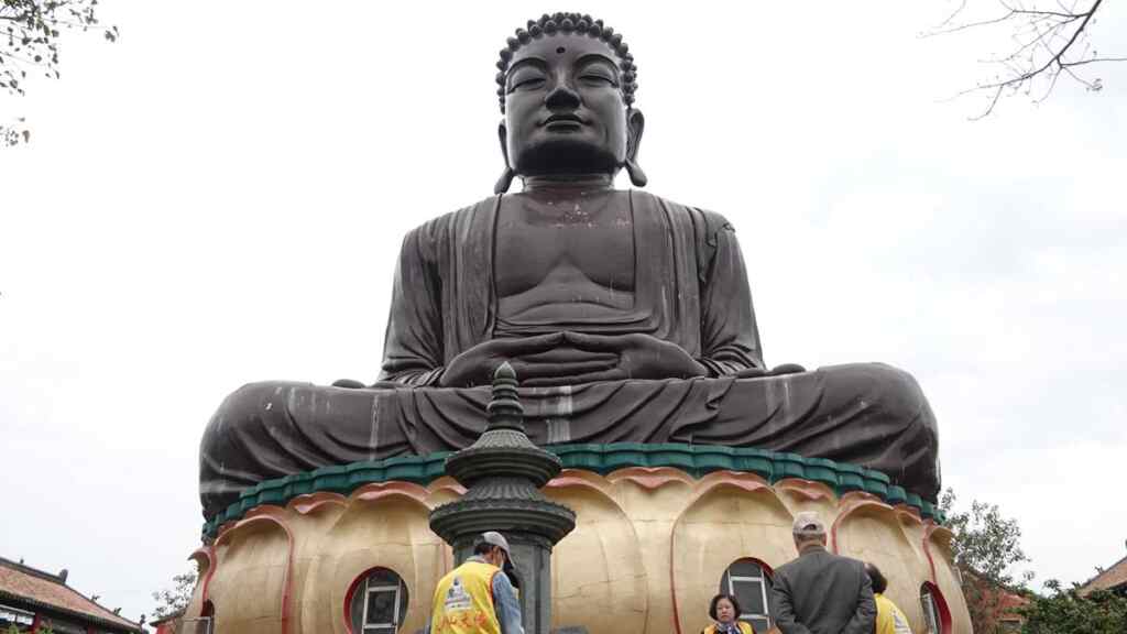 ▲八卦山大佛是彰化人的共同記憶,也是知名的旅遊景點。有彰化民眾調侃道,既然颱風假無聊,就不如去大佛景點逛逛。(記者林明佑翻攝)
