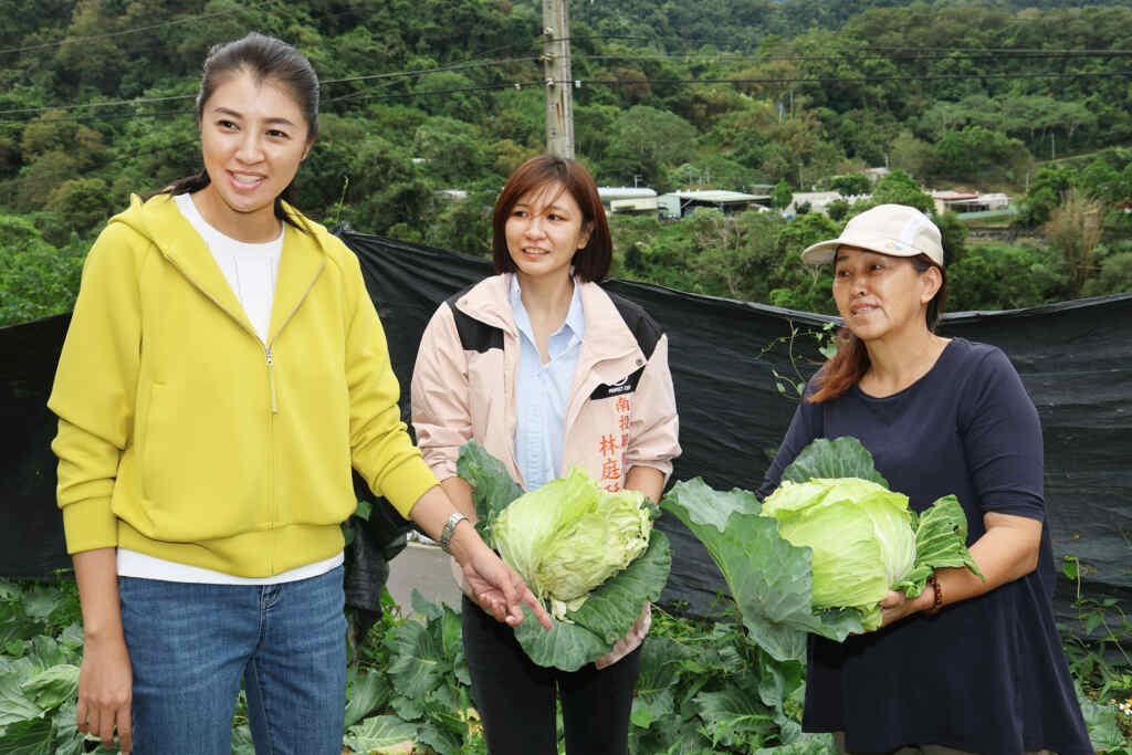 ▲山陀兒颱風陸上警戒,許淑華不畏強風上山關心防災準備。(記者張玉泰翻攝)