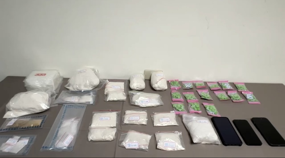 高級車設暗格運輸兼販賣 新北警查獲4公斤異丙帕酯 220 cnews204241002a08
