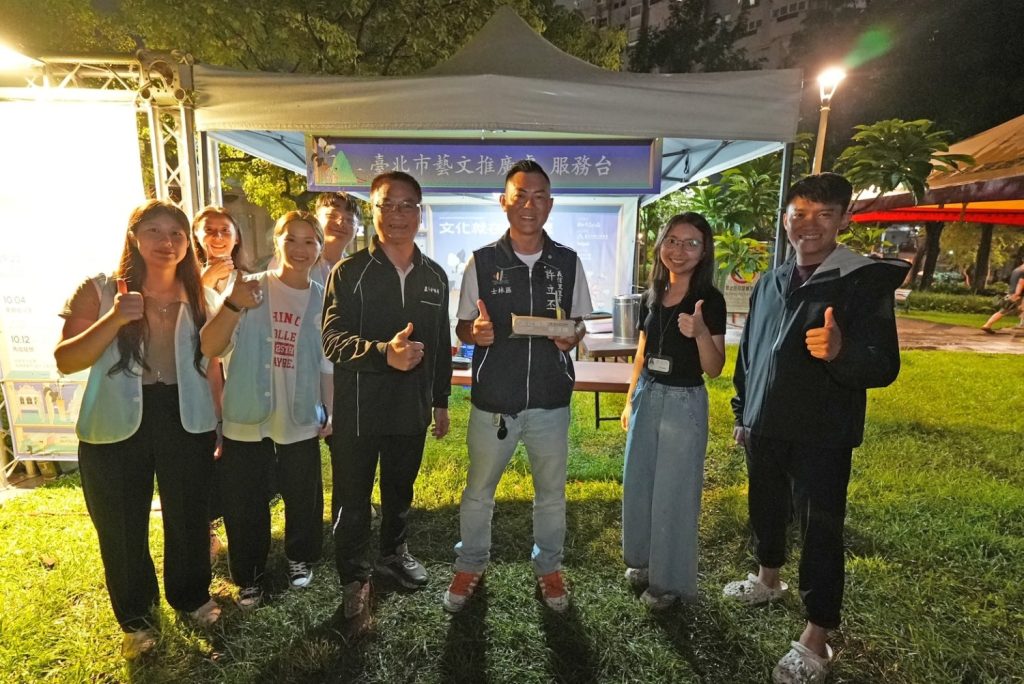 義信里里長許立丕9月28日邀請雲林五洲小桃源劇團,在士林夜市旁的承德公園演出。