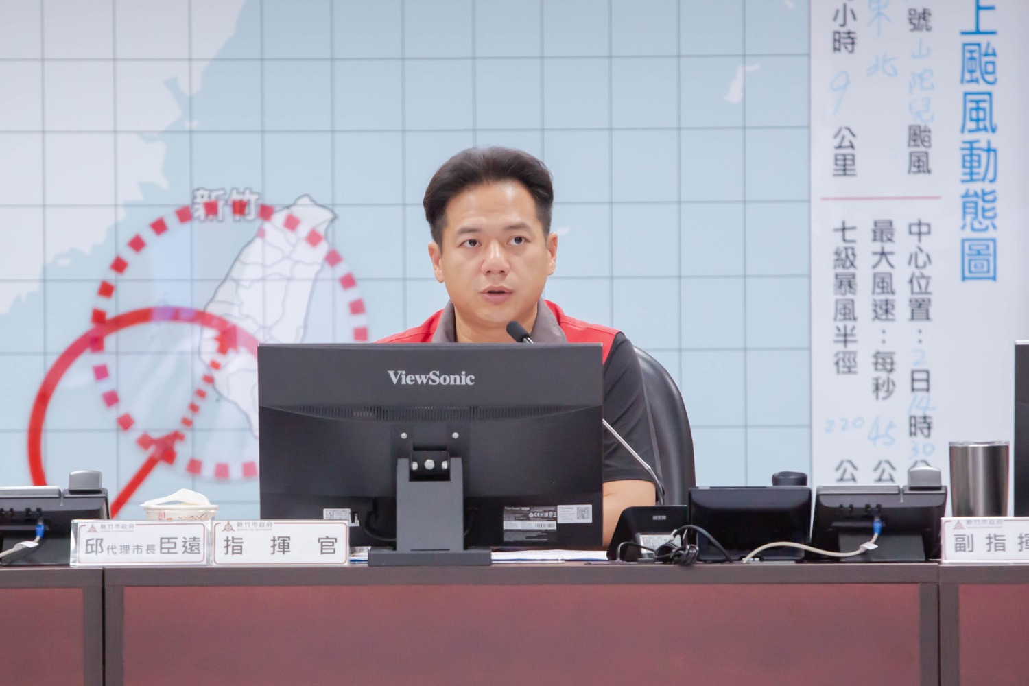指揮官邱代理市長召開了針對山陀兒颱風的工作會議,要求各單位在颱風警報解除之前,必須繼續進行整備及保持待命狀態。(圖/記者林照東翻攝)