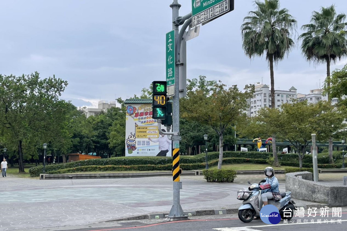 嘉義市府在民族、文化路口的小綠人行人號誌燈上方多了火雞圖案，吸引許多民眾注意／嘉義市府提供