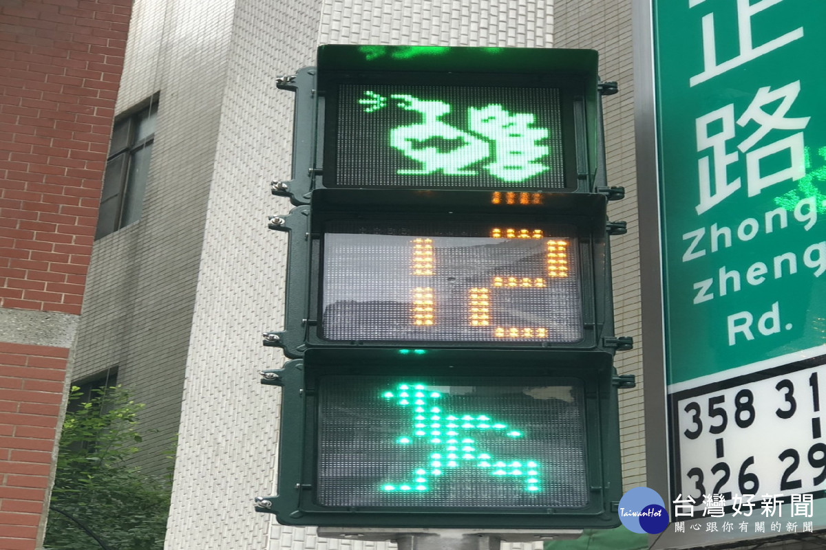 市府交通處在行人專用號誌燈(小綠人)試辦加裝燈箱,透過LED燈面動態圖象與宣導標語,以火雞伴隨小綠人的動態圖,吸引停等紅燈的行人注意行人專用燈號/嘉義市府提供