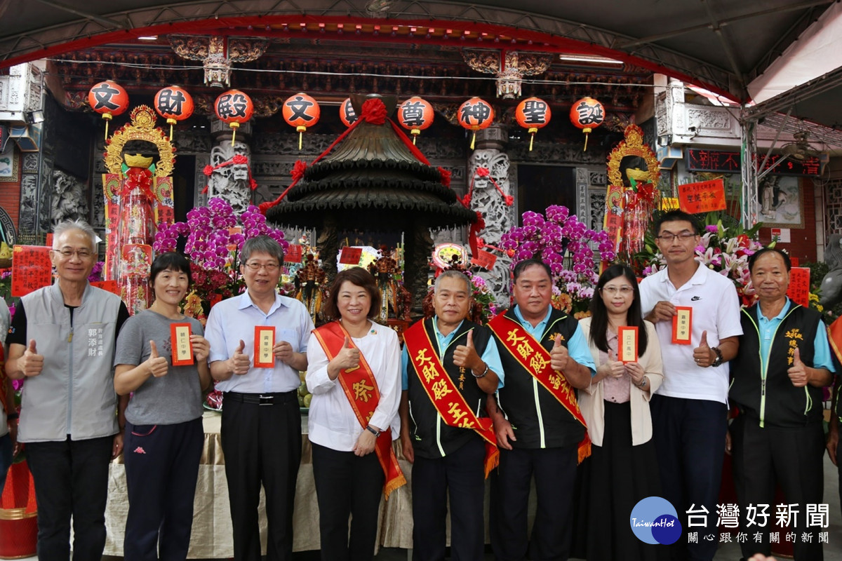 嘉義市長黃敏惠參加文財殿文財尊神聖千秋祭祀大典,代表市府感謝文財殿熱心公益、注重教育/嘉義市府提供