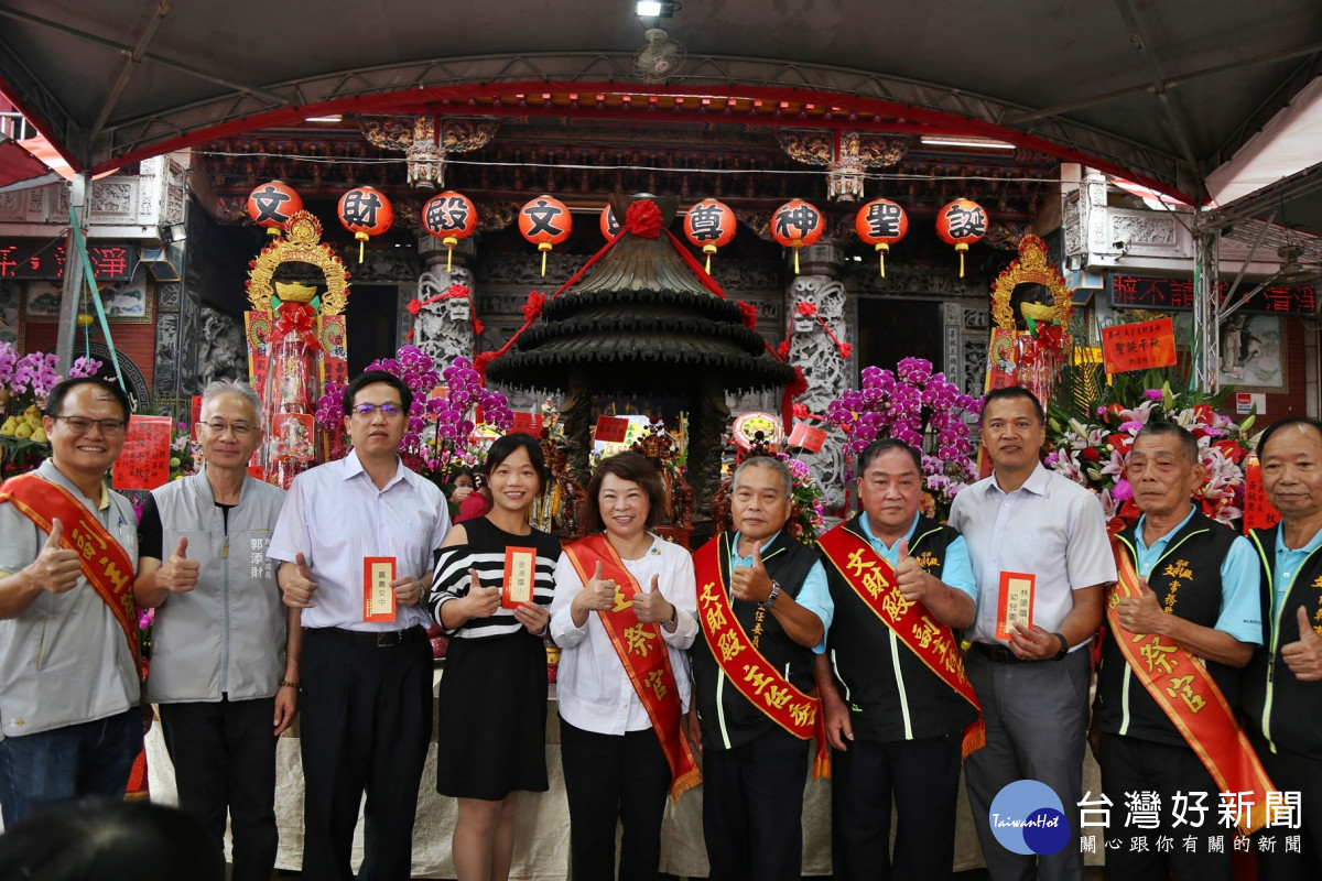 嘉義市長黃敏惠參加文財殿文財尊神聖千秋祭祀大典,代表市府感謝文財殿熱心公益、注重教育/嘉義市府提供