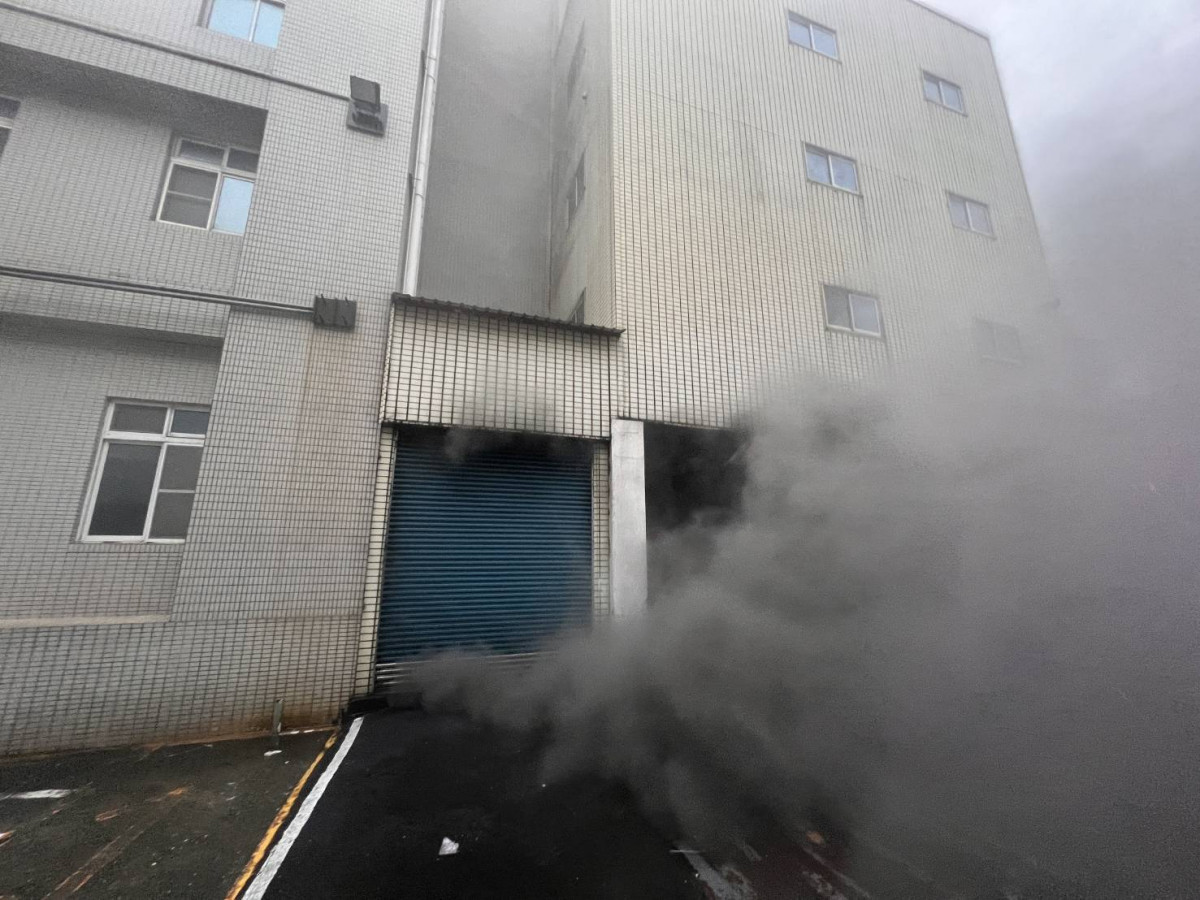 屏東東港安泰醫院3日發生火警,屏東縣消防局緊急動員趕往搶救,衛生局啟動大量傷患機制,目前已知8人死亡。(圖/屏東縣府傳播暨國際事務處)