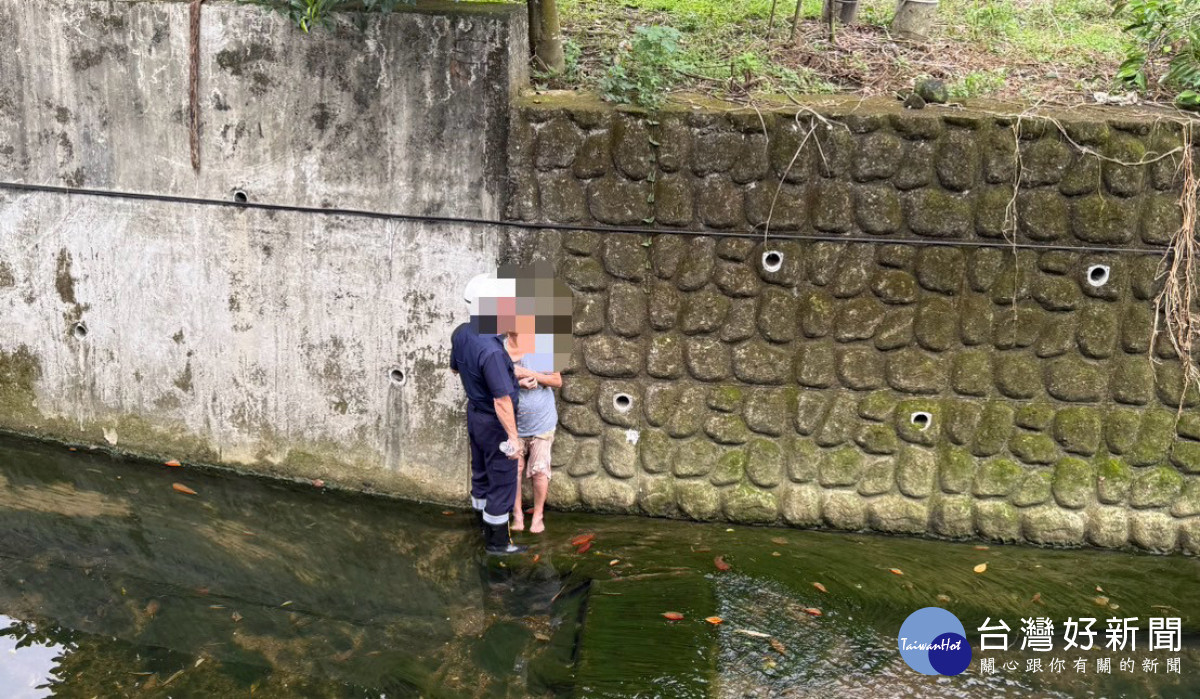 嘉義縣竹崎鄉義仁村8旬老婦無故失蹤,警方在5米深大排水溝內尋獲,所幸無明顯外傷/警方提供