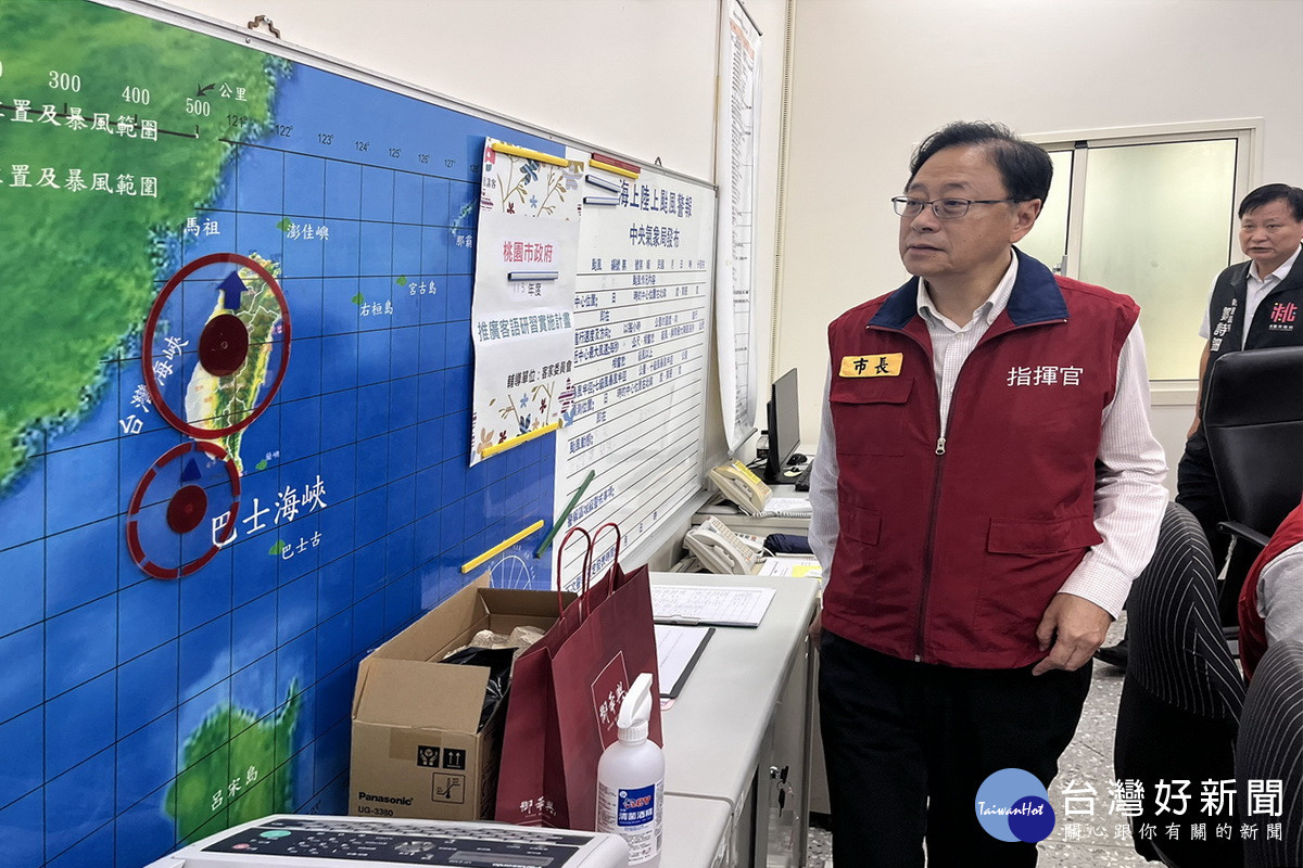 桃園市長張善政視察永安漁港北堤胸牆受損情況。<br /><br />