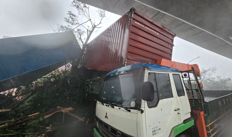 颱風山陀兒3日中午在高雄小港登陸,前鎮區大量貨櫃被吹翻。中央社