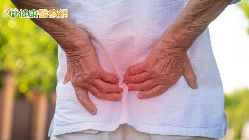 椎間盤突出致下背痛!他開刀治療不見改善 「高能量雷射」解頑固疼痛