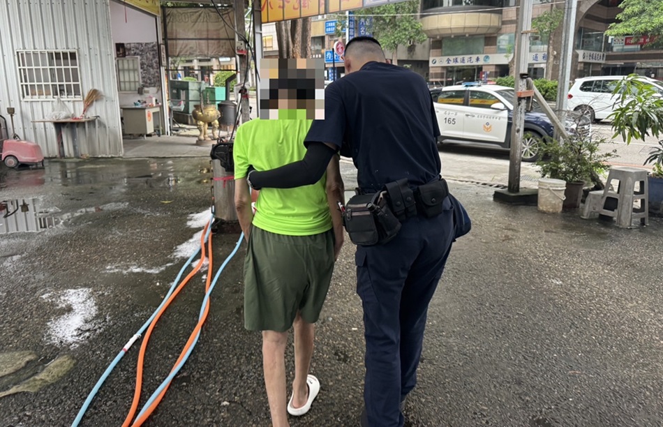 ▲圖說:民權所員警將走失的失智老翁帶回派出所休息 (圖/台中市政府 提供)