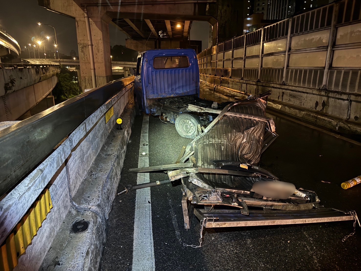 ▲台北市文山區水源快速道路往基隆路匝道口,今(3)日3時許發生1起交通事故。(翻攝畫面)