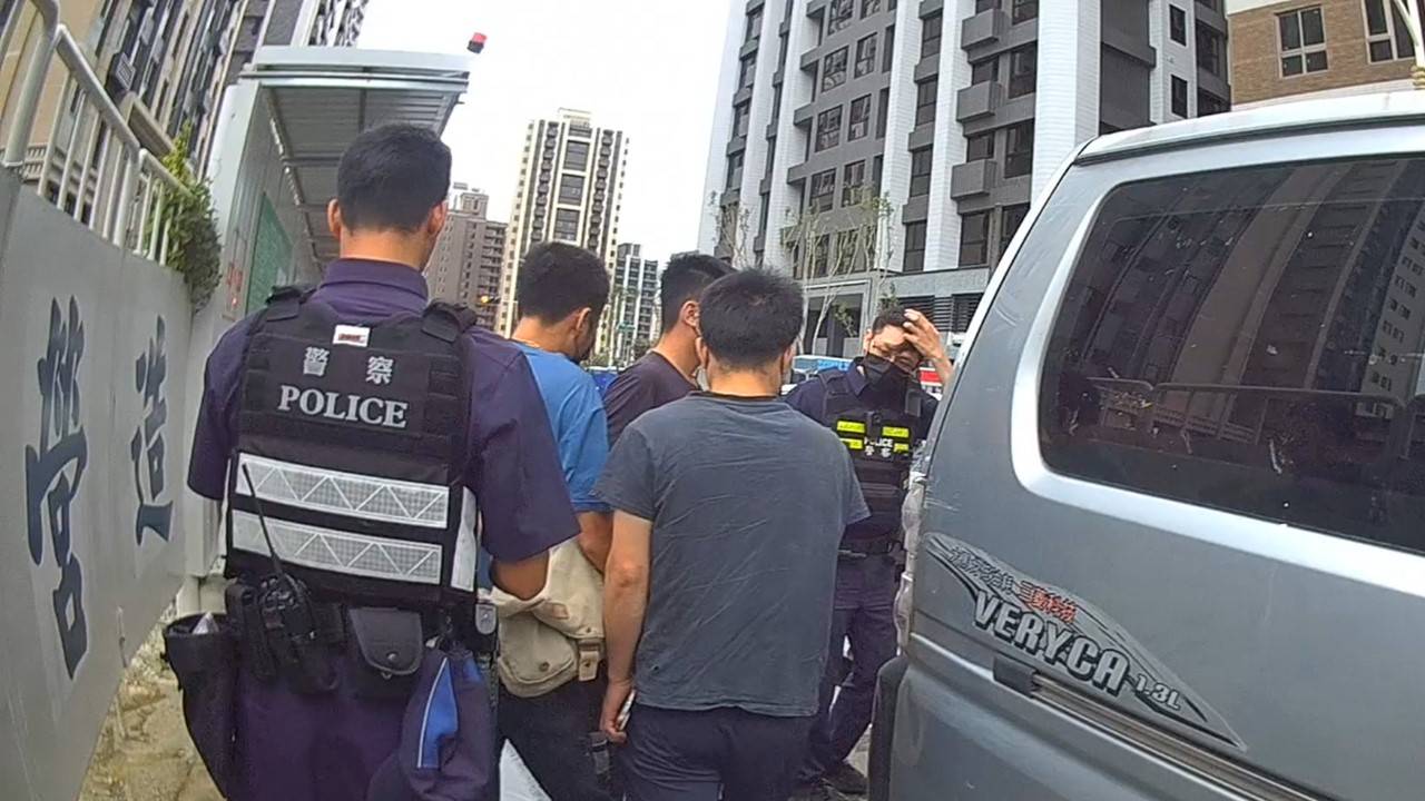 ▲颱風「山陀兒」侵台之際，桃園市桃園區警方在日光路一帶查獲3名失聯移工。（翻攝畫面）