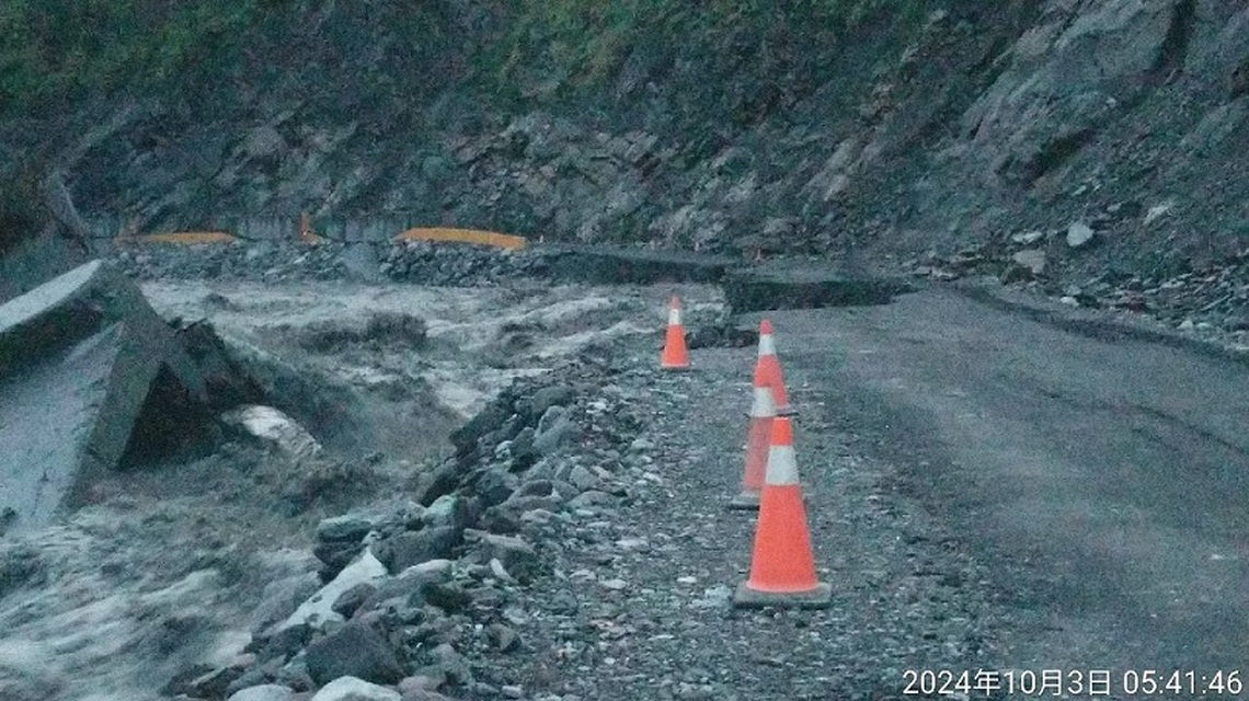 台20線南橫公路明霸克露橋河床便道流失50公尺 道路預警性封閉