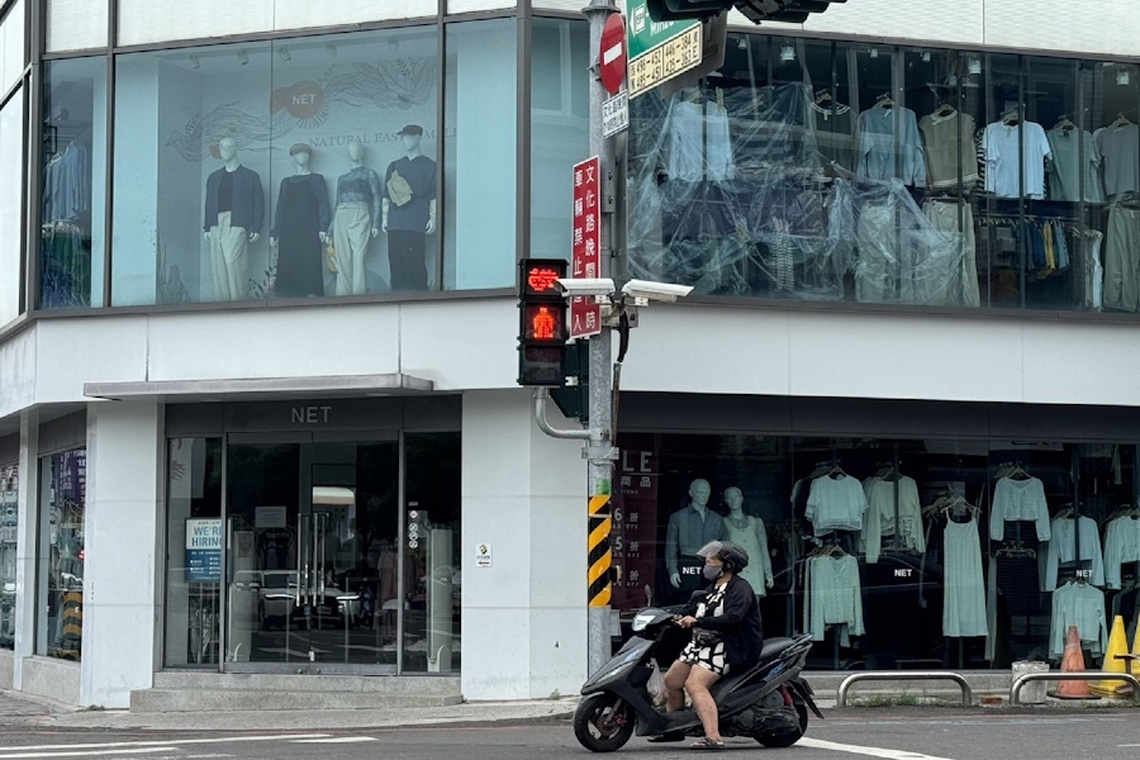 嘉市行人號誌添創意 火雞伴小綠人吸睛 指引行人安全過馬路