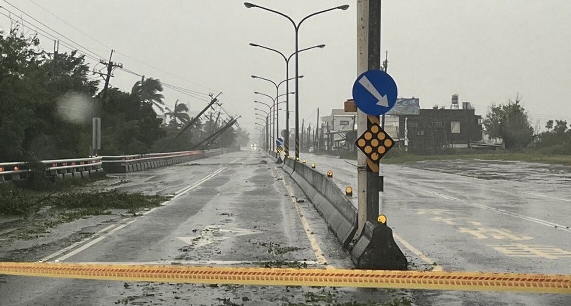 屏東縣東港鎮大鵬灣路段至大潭路段 因電桿傾倒及路側積水 實施道路封閉