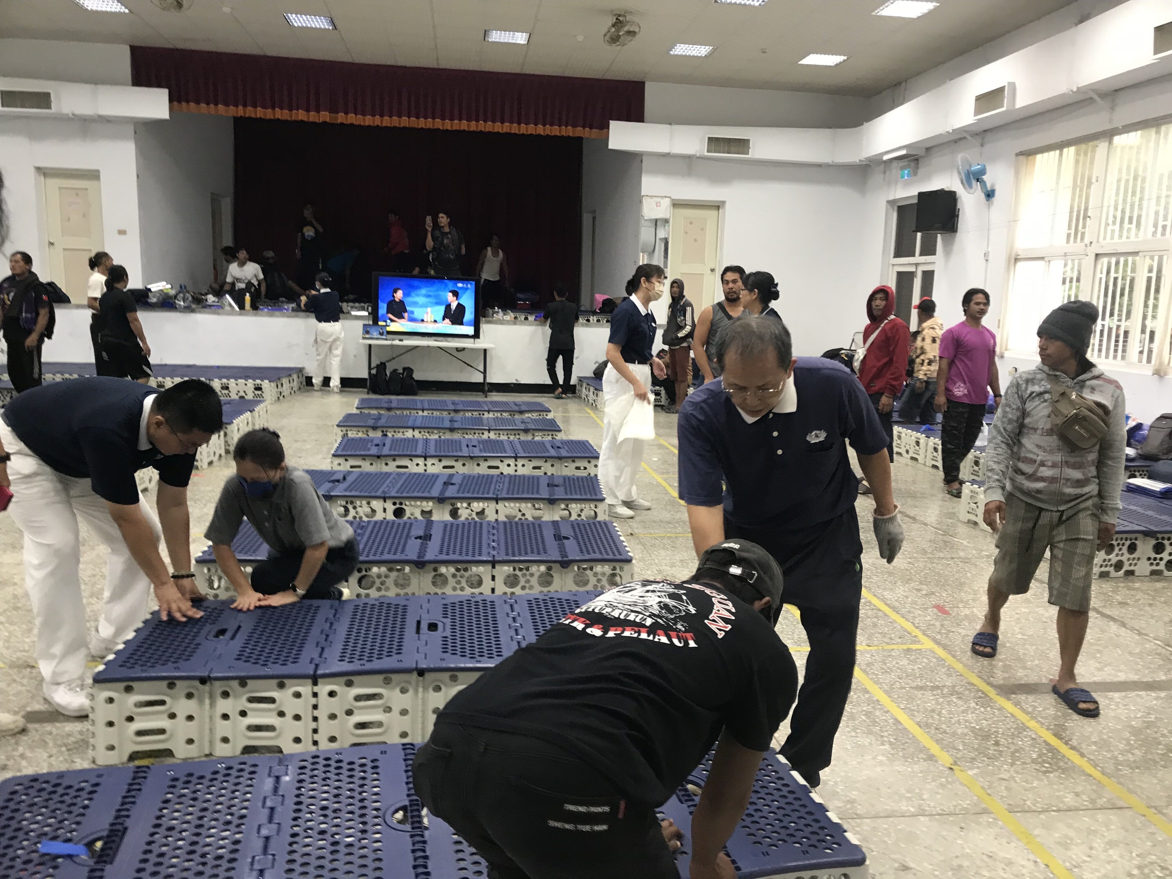 ▲慈濟配合市府照顧移工,提供福慧床百件等生活用品支援 (記者李堂安翻攝)