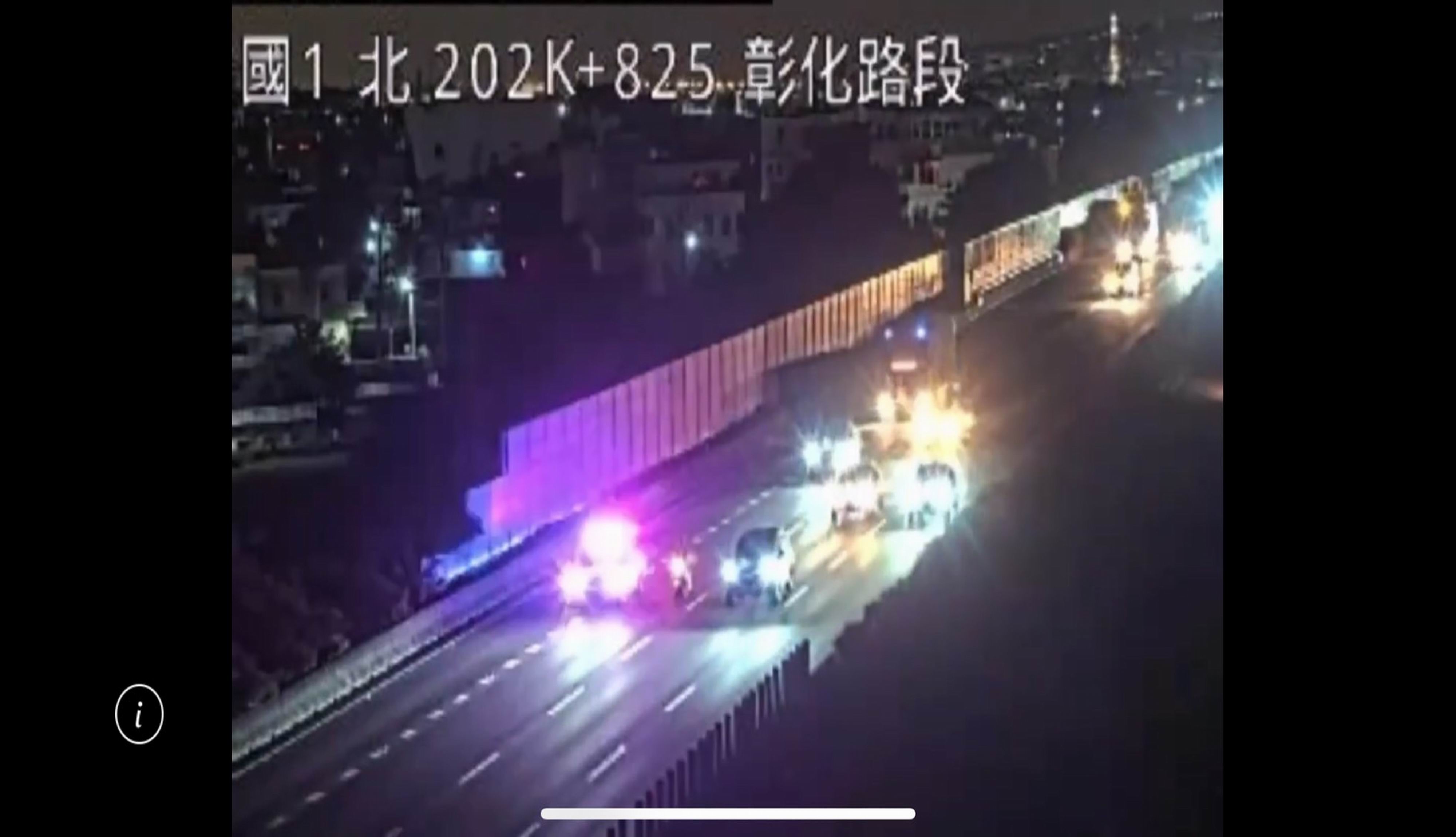 ▲山陀兒颱風夜，1名76歲老翁頂著強風騎機車沿國1南下狂奔，國道警方巡邏車與民車將他團團圍住，將人車沿途護送離開國道。（翻攝高速公路即時影像）