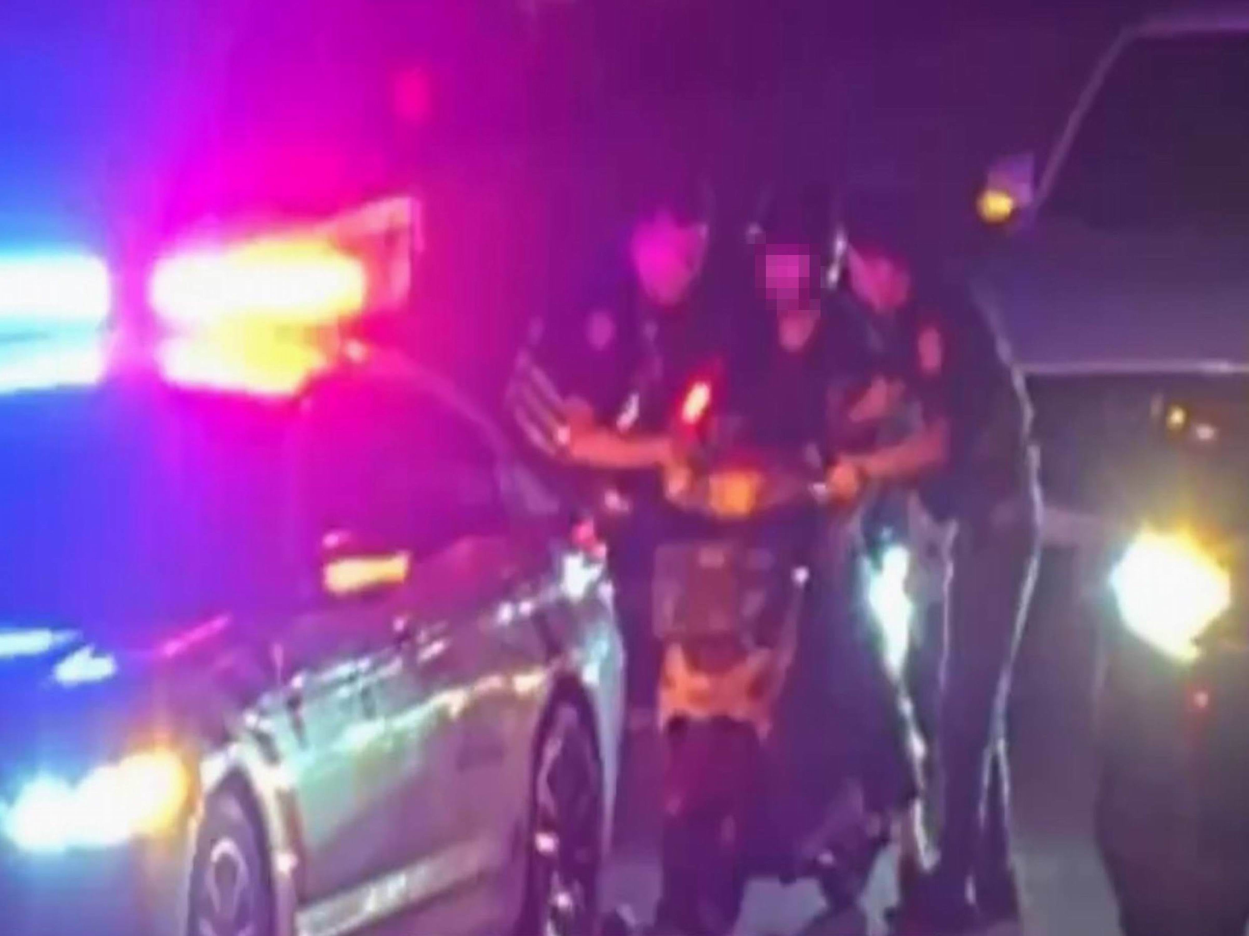 ▲山陀兒颱風夜，1名76歲老翁頂著強風騎機車沿國1南下狂奔，國道警方巡邏車與民車將他團團圍住，將人車沿途護送離開國道。（翻攝高速公路即時影像）