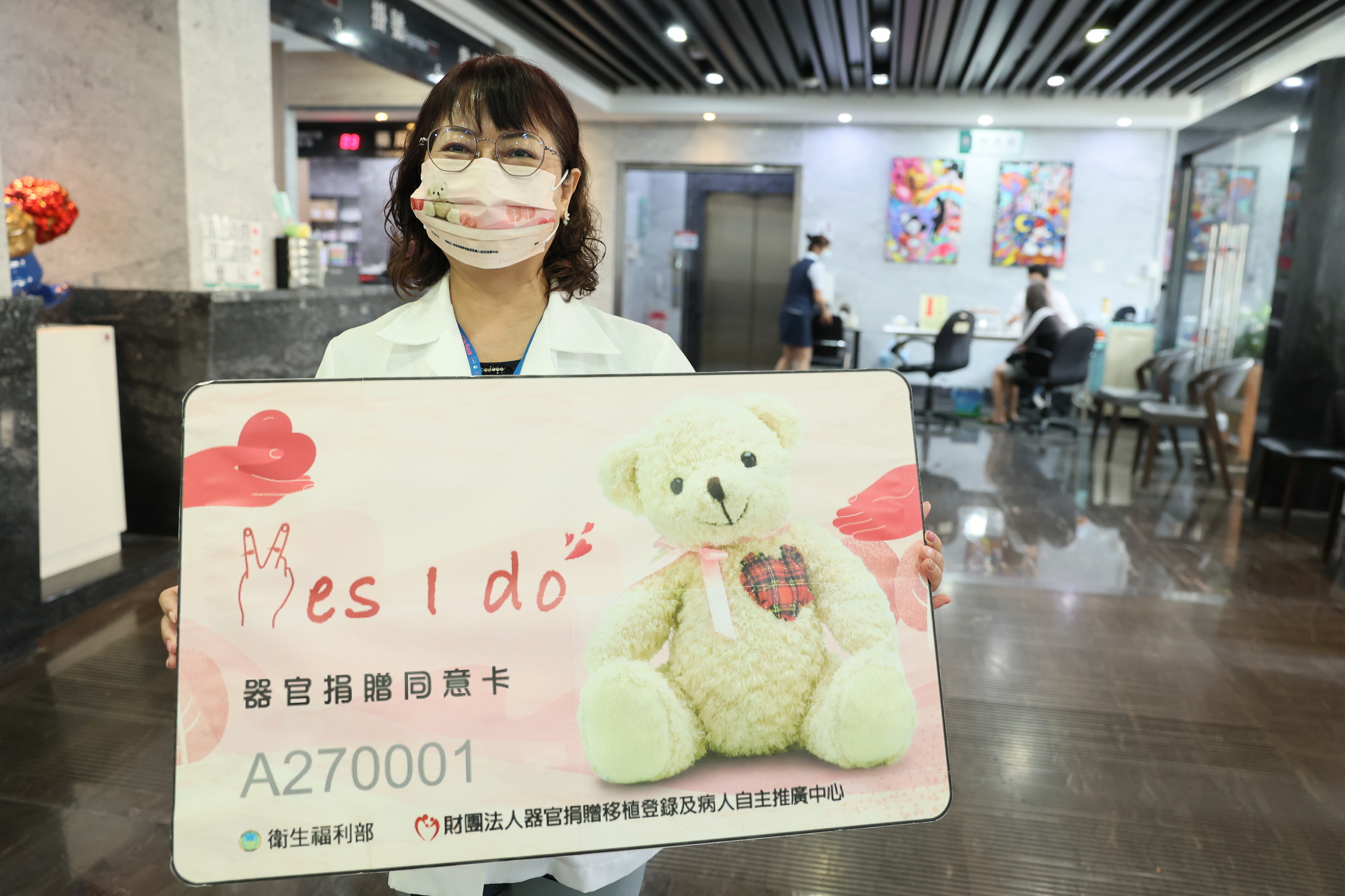 ▲劉姓女子前往員林市宏仁醫院心臟內科看診，因觀看醫院播放的器官捐贈宣導影片深受感動，簽署器官捐贈同意書，說送給自己的最佳生日禮物。（宏仁醫院提供）