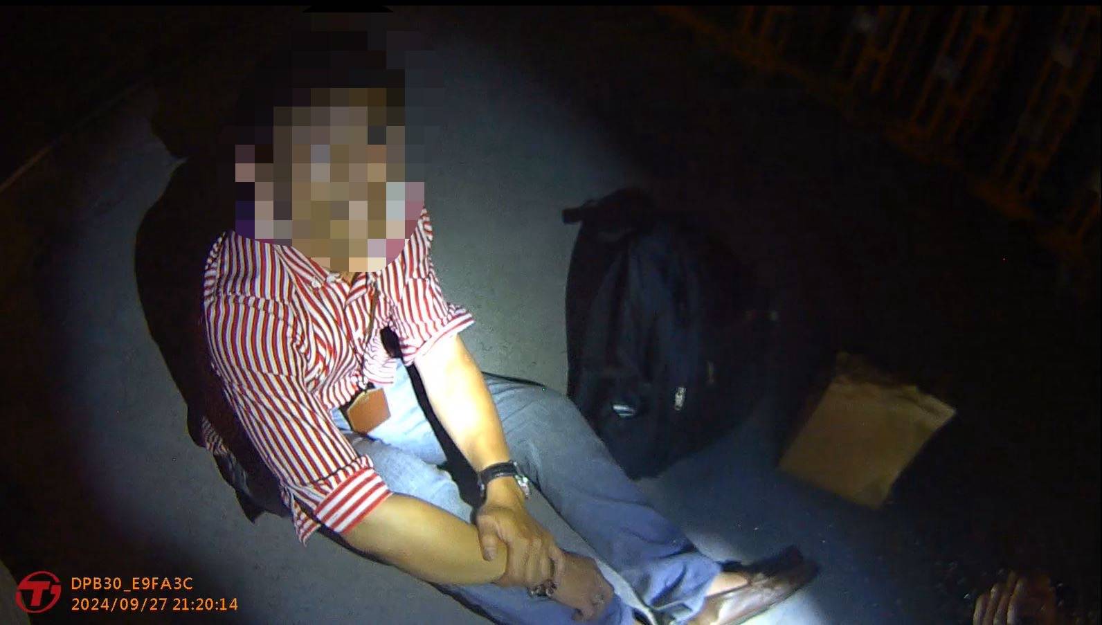 ▲彰化警分局中正派出所員警埋伏一家連鎖咖啡店，趁詐團車手現身與男子面交時將他逮捕，起出偽造證件。（警方提供）