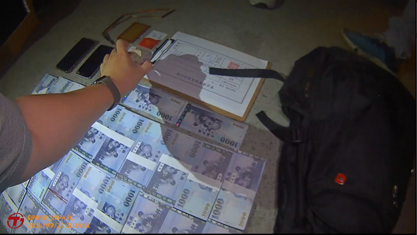 ▲彰化警分局中正派出所員警埋伏一家連鎖咖啡店，趁詐團車手現身與男子面交時將他逮捕，起出偽造證件。（警方提供）