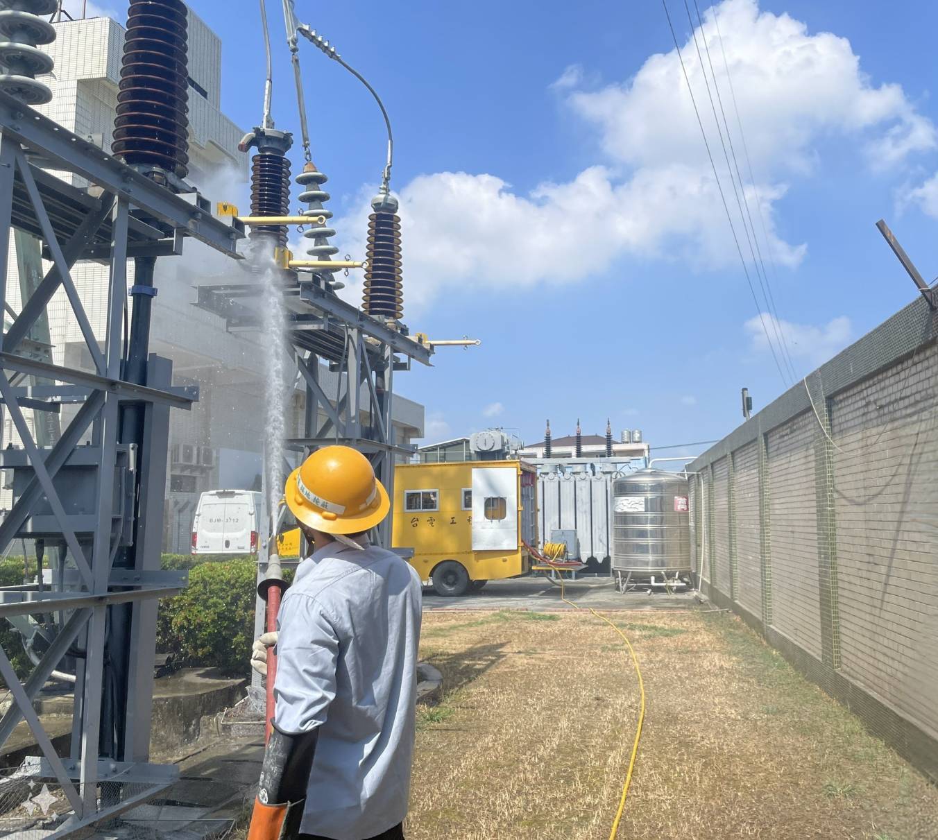 ▲台電工程人員將黏附在絕緣設備上的粉塵及鹽塵沖刷乾淨。（台電提供）