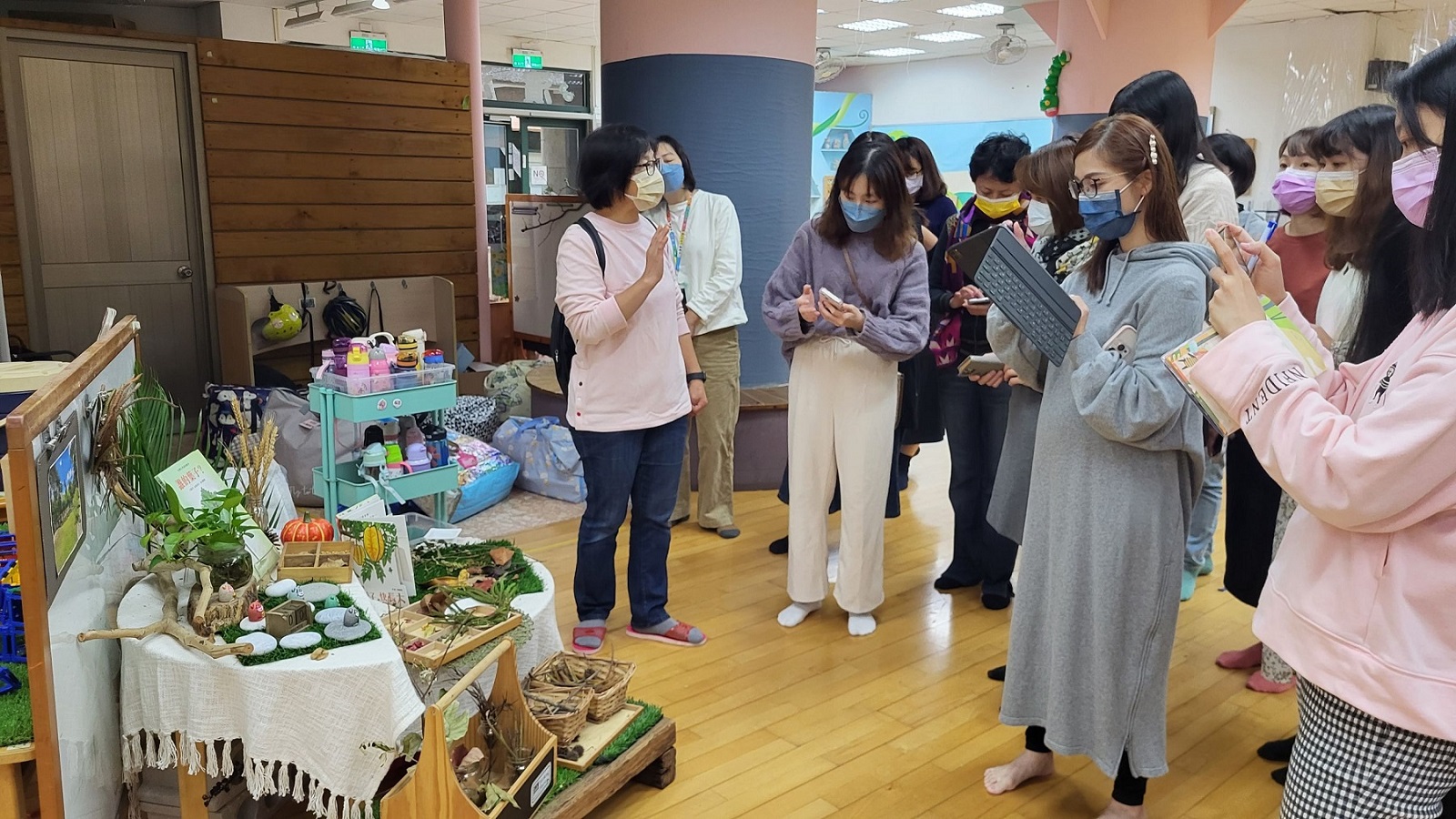 輔導人員李素蘭老師帶領北區社群成員互相參訪環境,交流改善教學環境的經驗。