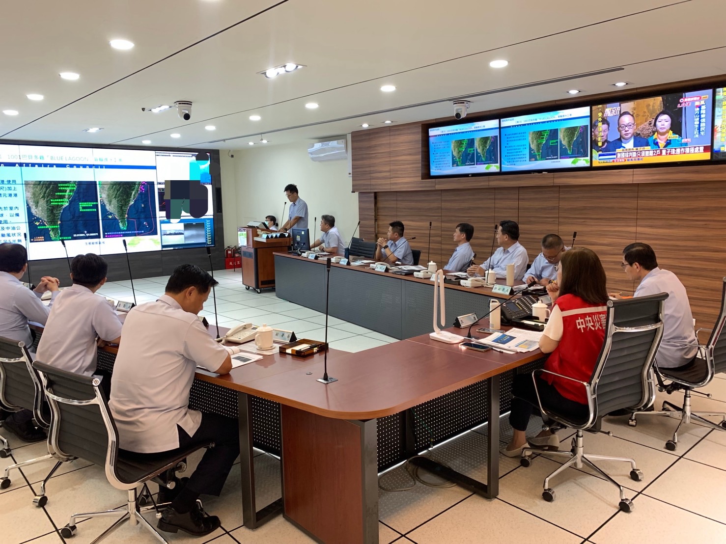 高雄艦冒險救難後海上機動防颱 管碧玲主委以衛星電話慰勉執勤人員