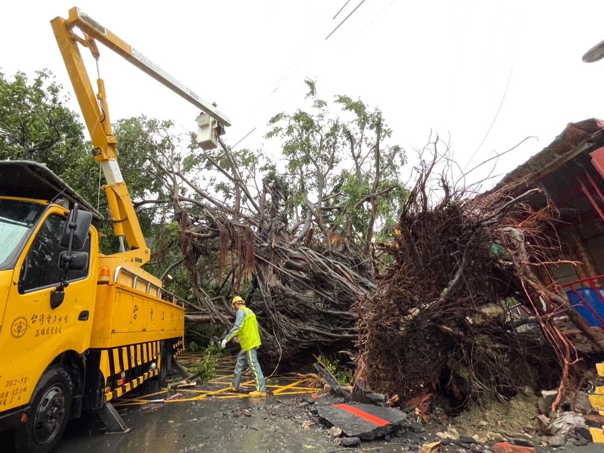 山陀兒造成高雄逾十萬戶停電 台電跨區搶修拚今夜復電5成