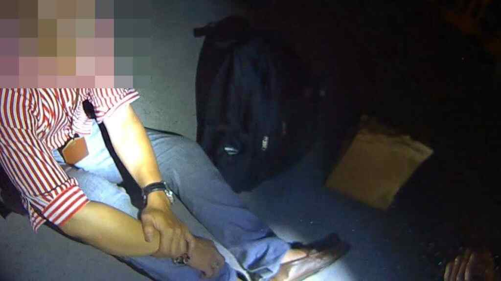 ▲男遭詐騙集團以「高獲利、穩賺不賠」的話術誘騙960萬,彰化分局中正派出所警員午夜出擊逮捕詐團車手,依詐欺罪和洗錢防制法等罪嫌移送彰化地檢署偵辦。(記者林明佑翻攝)