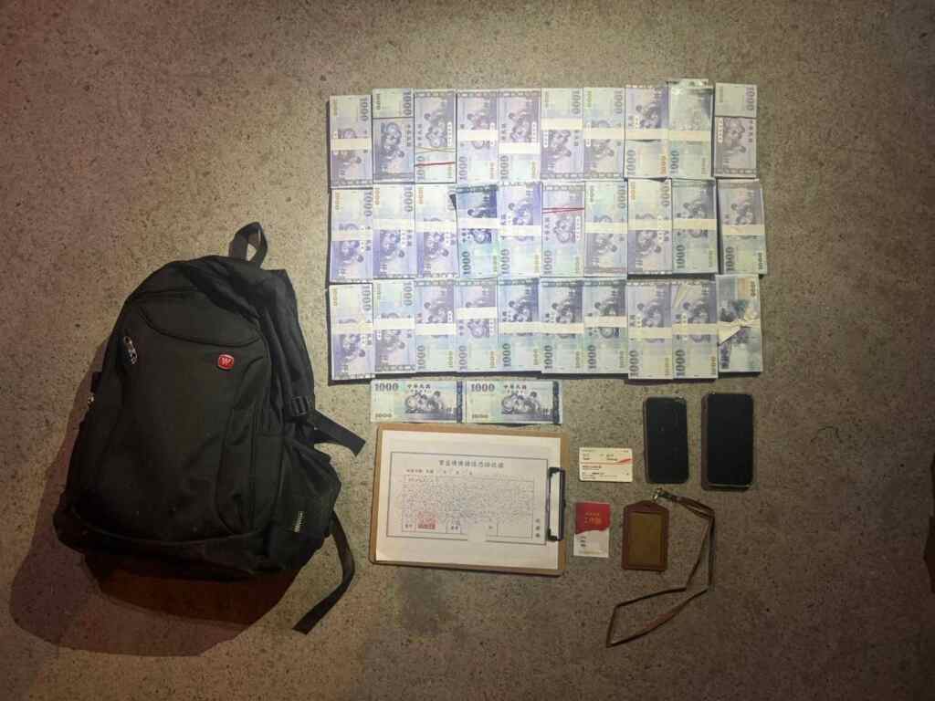 ▲彰警午夜出擊逮捕詐團車手，現場查獲兩支手機、工作牌、高鐵票、300萬元現金（含2000元真鈔及299萬8000元餌鈔）及其他證物。（記者林明佑翻攝）