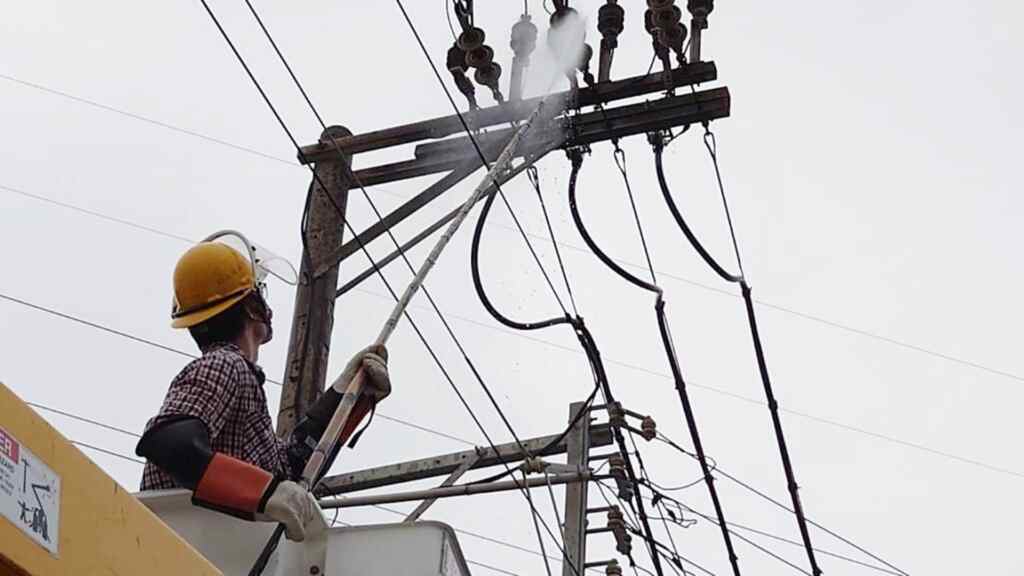 ▲台電彰化防颱防災大作戰,至今已完成2,311根電桿及多座變電所的礙子清洗作業,確保供電主幹線不受鹽塵干擾,避免停電危機。(記者林明佑翻攝)